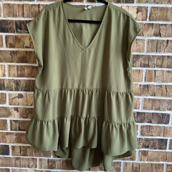 Elegant Green Tunic Top with Flowing Silhouette - Picture 1 of 6